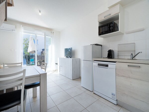 Fridge, microwave, dishwasher, coffee/tea maker