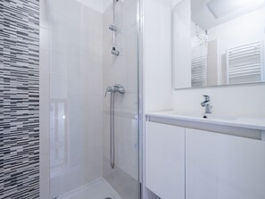 Shower - bright house 6 pers with garden (Sérignan)