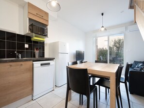 Fridge, microwave, dishwasher, coffee/tea maker