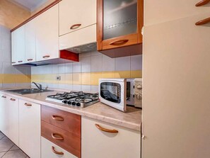 Fridge, stovetop