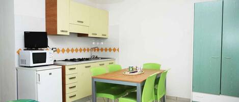 Réfrigérateur, micro-ondes, plaque de cuisson