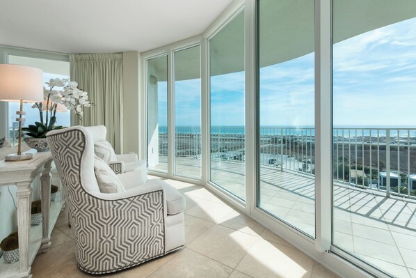 Smart-tv en een tafeltennistafel