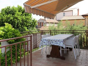 Outdoor dining - Holiday apartment with air conditioning and sea view (Krizine)