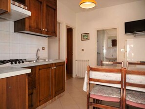 Fridge, stovetop
