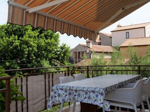 Outdoor dining - Holiday apartment with air conditioning and sea view (Krizine)