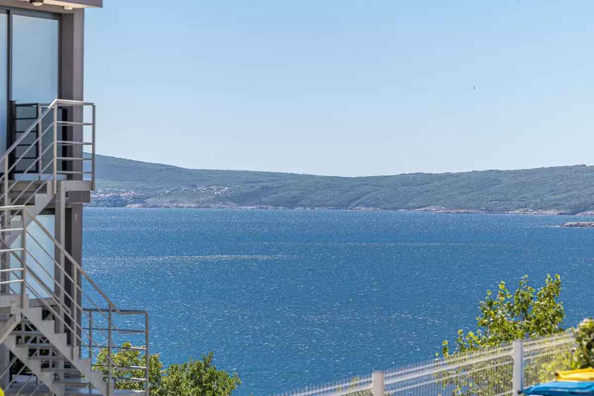 Une vue sur la côte, avec un bâtiment doté d’un escalier et d’une balustrade.