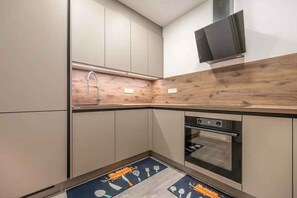 Een koelkast, een microgolfoven, een oven, een kookplaat