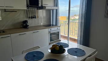 Jääkaappi, mikroaaltouuni, uuni, liesi