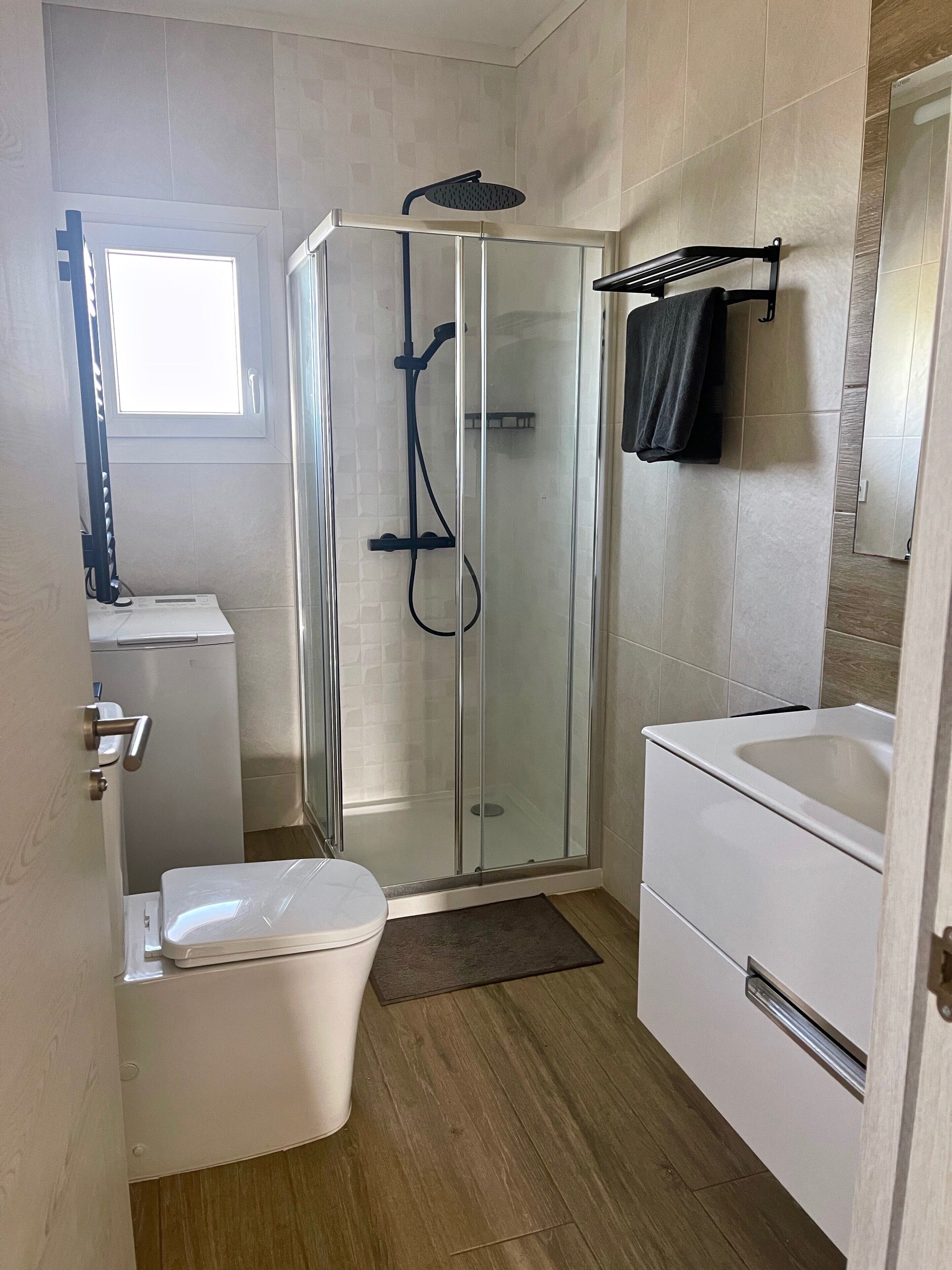 Chuveiro, secador de cabelo, toalhas de banho 