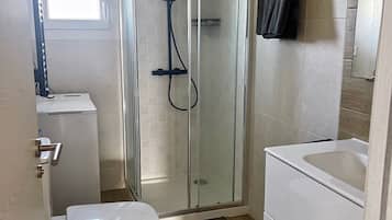 Chuveiro, secador de cabelo, toalhas de banho