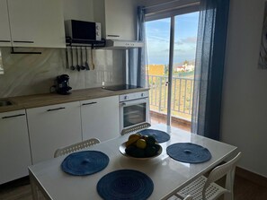 Frigorífico, microondas, horno y placa de cocina