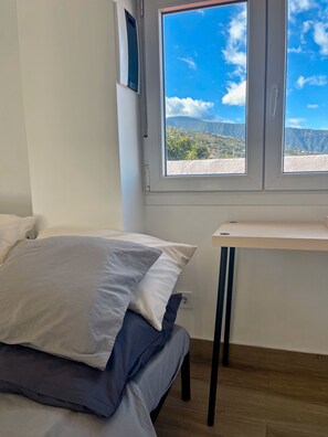 Tabla de planchar con plancha, wifi gratis y ropa de cama 