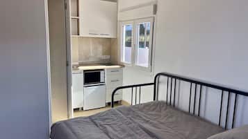 Tabla de planchar con plancha, wifi gratis, ropa de cama