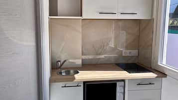 Een koelkast, een magnetron, een kookplaat