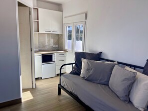 A compact room with a bed, a kitchenette, and a window. - Holiday Studio 'Finca Ten Days - El Teide' with Sea View, Wi-Fi and Air Conditioning (La Orotava)