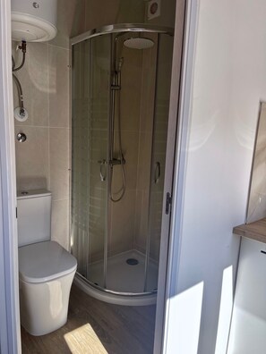 Dusche, Haartrockner, Handtücher