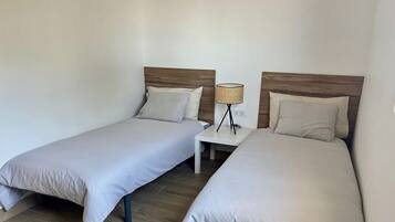 2 slaapkamers, een strijkplank/strijkijzer, gratis wifi, beddengoed