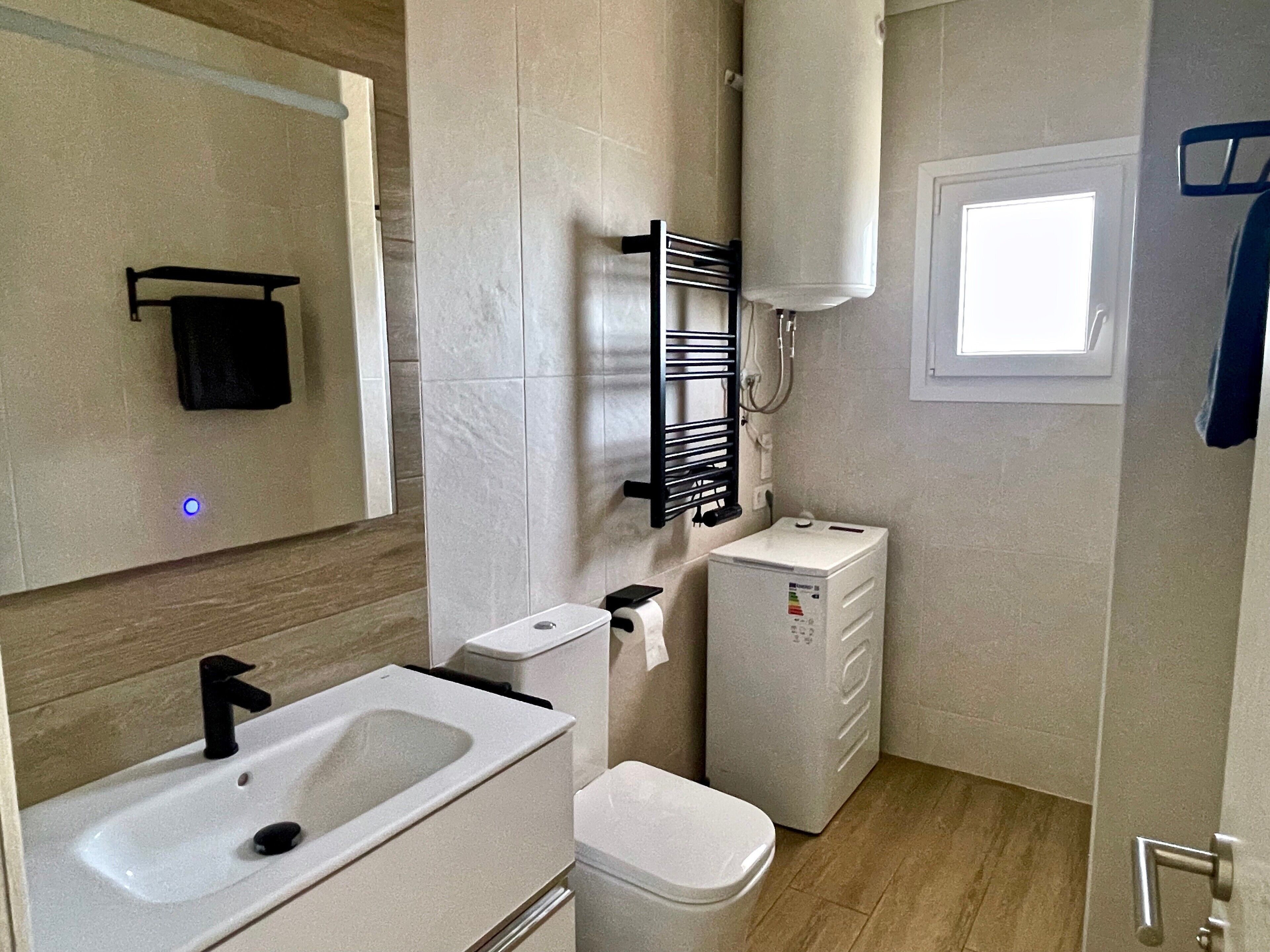 Chuveiro, secador de cabelo, toalhas de banho 