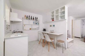 Kjøleskap, kokeplater, kaffetrakter/tekoker og kjøkkenutstyr