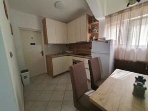 Fridge, oven, stovetop, cookware/dishes/utensils