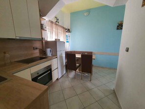 Fridge, oven, stovetop, cookware/dishes/utensils - Holiday apartment with air conditioning (Kruševo)