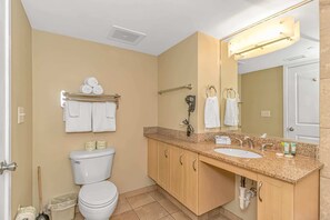 Shower, hair dryer, towels, shampoo - Sandy Beach 1905 (Myrtle Beach)