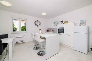 ثلاجة، فرن، موقد طهي مسطح، غسالة أطباق