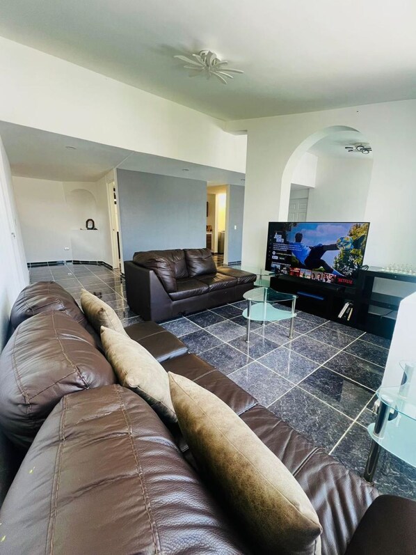 Living area - 20 minutes from downtown! Ideal house for couples with game room and dining room. (Morelia)