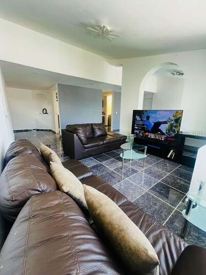 20 minutes from downtown! Ideal house for couples with game room and dining room. 