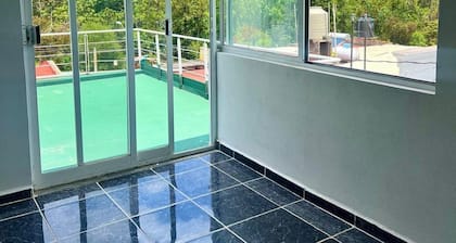 ¡A 20 minutos del centro! Casa ideal para parejas con sala de juegos y comedor.