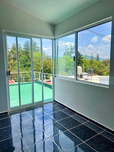 20 minutes from downtown! Ideal house for couples with game room and dining room.