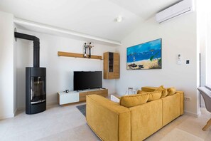 Televisie en een open haard