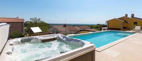 Tina de hidromasaje al aire libre