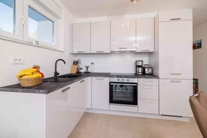 Réfrigérateur, four, plaque de cuisson, cafetière/bouilloire