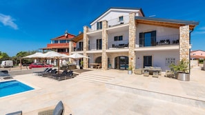 Exterior - Holiday apartment with communal pool, air conditioning and sea view (Novigrad)