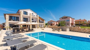 Pool - Holiday apartment with communal pool, air conditioning and sea view (Novigrad)