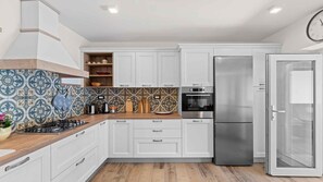 Fridge, oven, stovetop, dishwasher