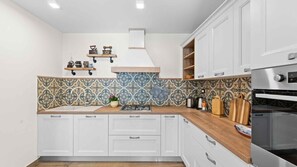 Fridge, oven, stovetop, dishwasher - Holiday home with covered terrace and barbecue area in the garden (Vabriga)
