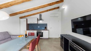 Fridge, oven, stovetop - Holiday apartment with air conditioning and communal pool (Novigrad)