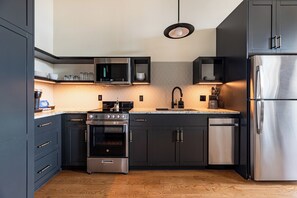 Frigorífico, microondas, horno y placa de cocina