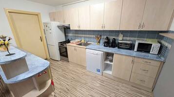 Jääkaappi, mikroaaltouuni, uuni, liesi