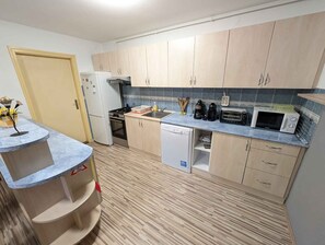 ثلاجة، ميكروويف، فرن، موقد طهي مسطح