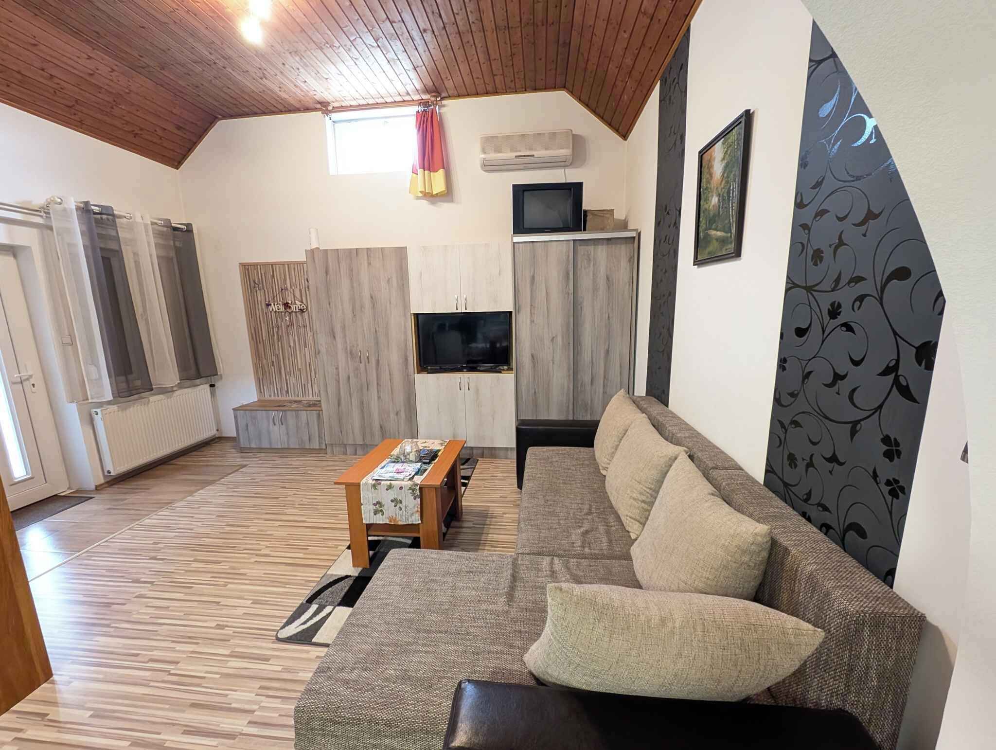 Una televisión, una chimenea