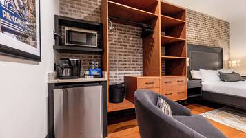 1 quarto, ferros/tábuas de passar roupa, berço de viagem