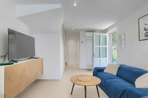 TV - Villa with outdoor pool and close to the beach (Premantura)