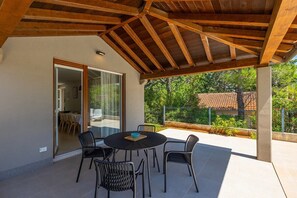 Outdoor dining - Villa with outdoor pool and close to the beach (Premantura)