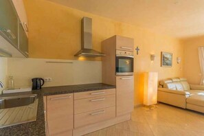 ثلاجة، فرن، موقد طهي مسطح، ماكينة لصنع القهوة/الشاي