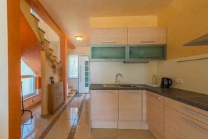 Réfrigérateur, un four, surface de cuisson, cafetière-théière