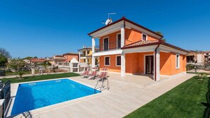 A two-story house with a swimming pool, a covered patio, and a fenced backyard. - Villa with air conditioning and outdoor pool (Karigador)