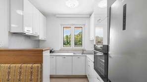 Kühlschrank, Herdplatte, Toaster